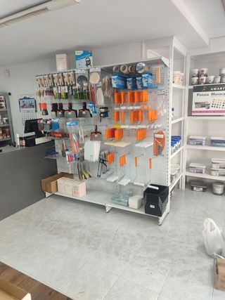 Estantería metálica blanca con ganchos