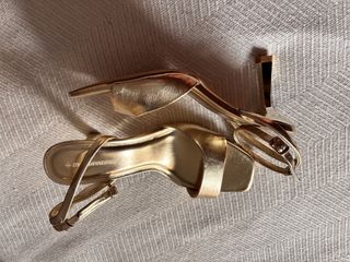 - Zapatos dorados