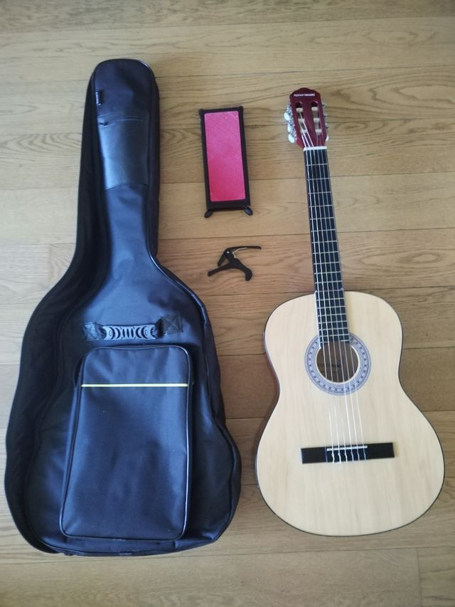 Guitarra clásica + funda + accesorios