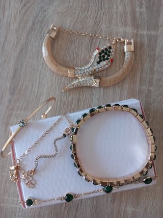 Pulseras doradas y verdes