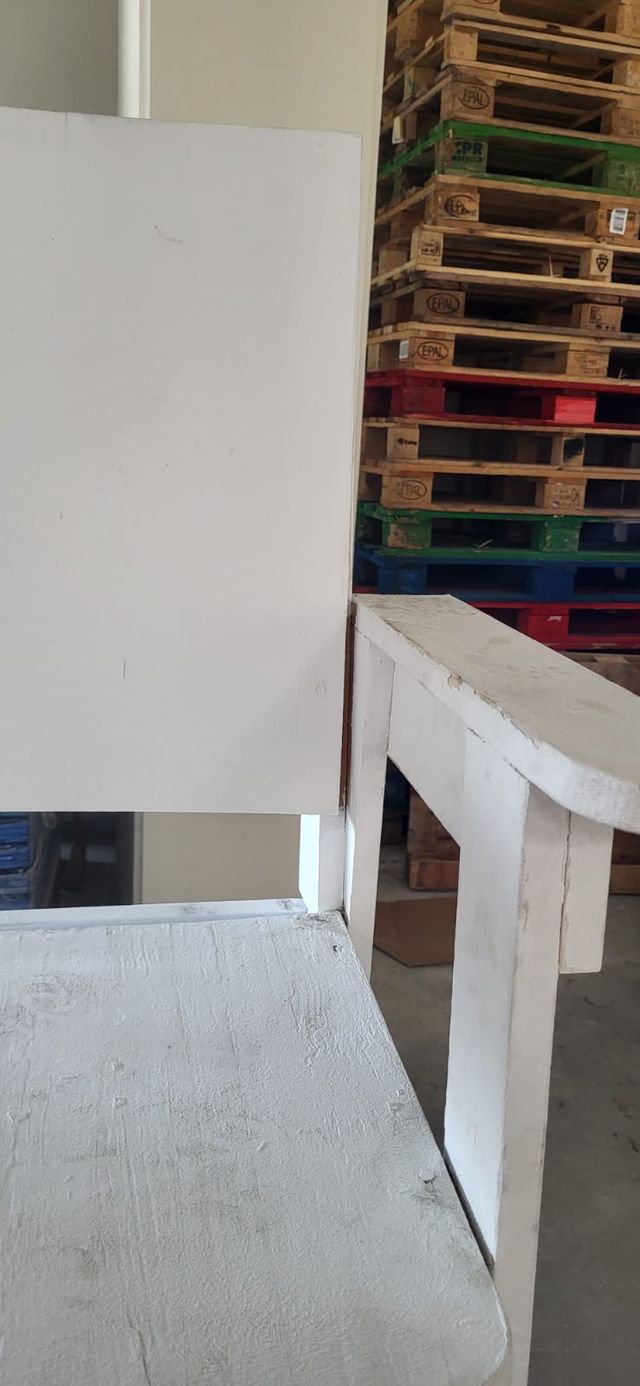 Silla de vigilancia blanca de madera.