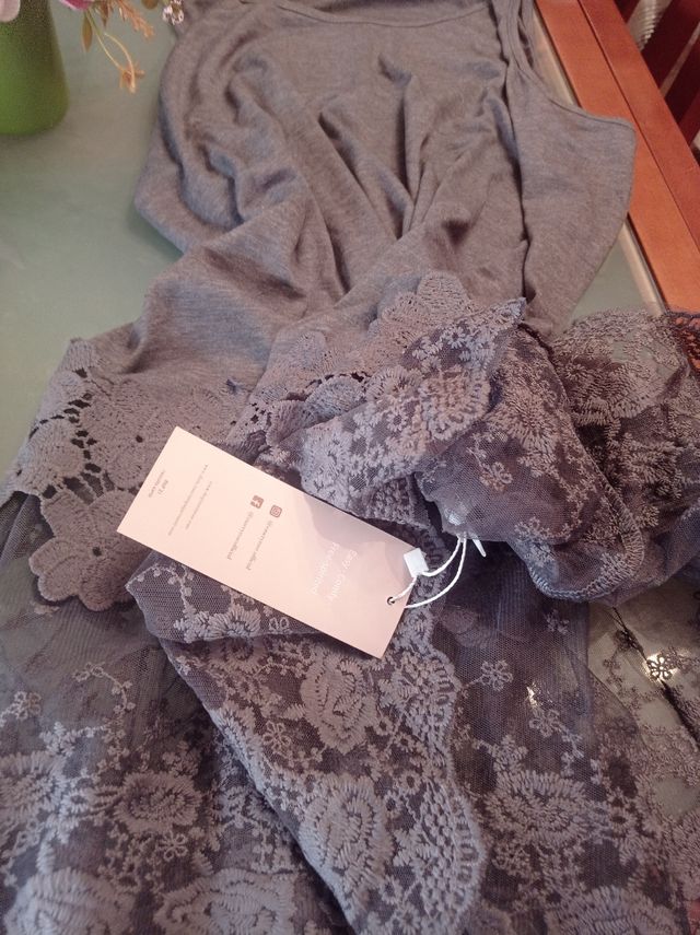 Vestido gris con encaje
