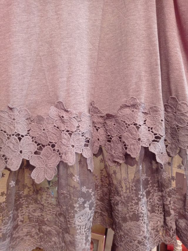 Vestido gris con encaje