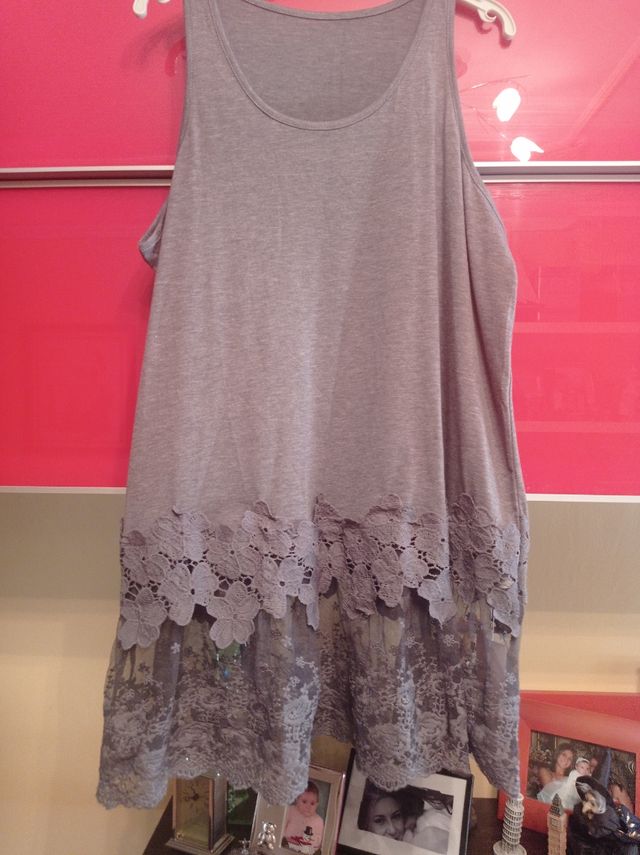 Vestido gris con encaje