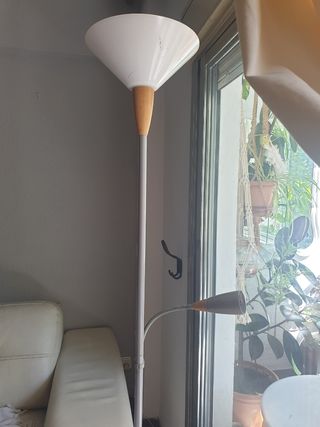 Lampara pie IKEA gris-blanca