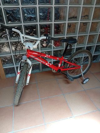 Bicicleta Monty con ruedines y casco incluido.
