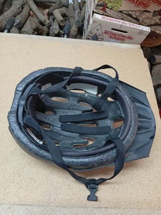 Bicicleta Monty con ruedines y casco incluido.