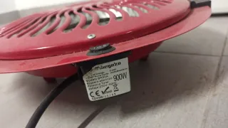 Brasero eléctrico rojo marca Orbegozo.