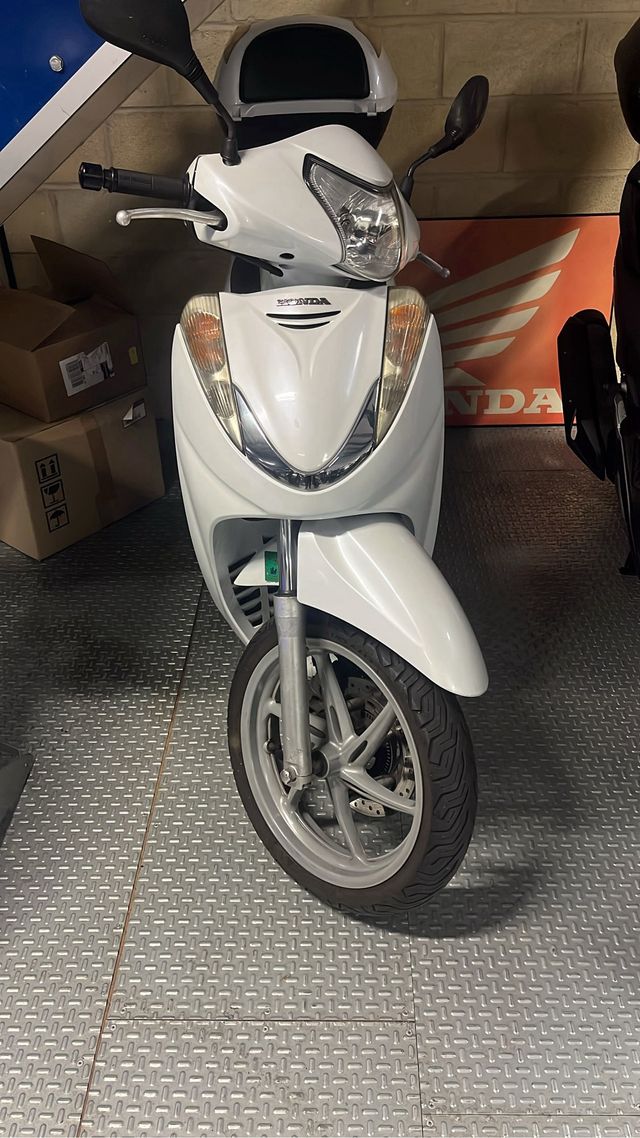 Honda SH300i ABS + Top Box