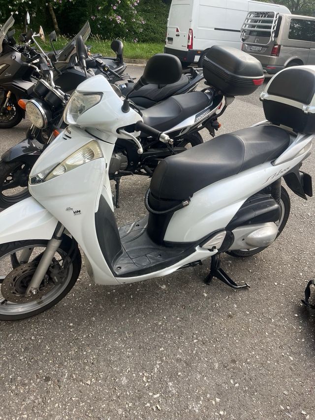 Honda SH300i ABS + Top Box