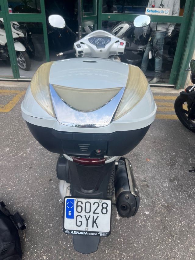 Honda SH300i ABS + Top Box