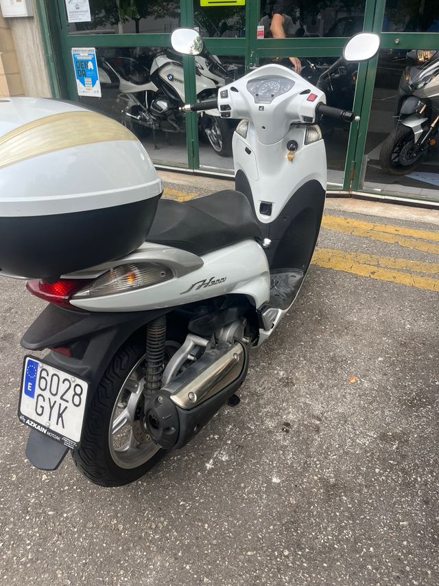 Honda SH300i ABS + Top Box