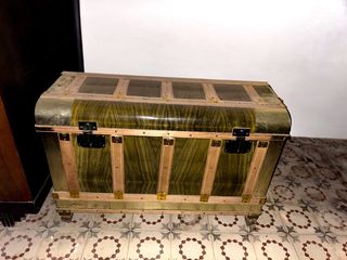 Baule antico in legno e metallo