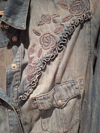 Camisa vaquera bordada