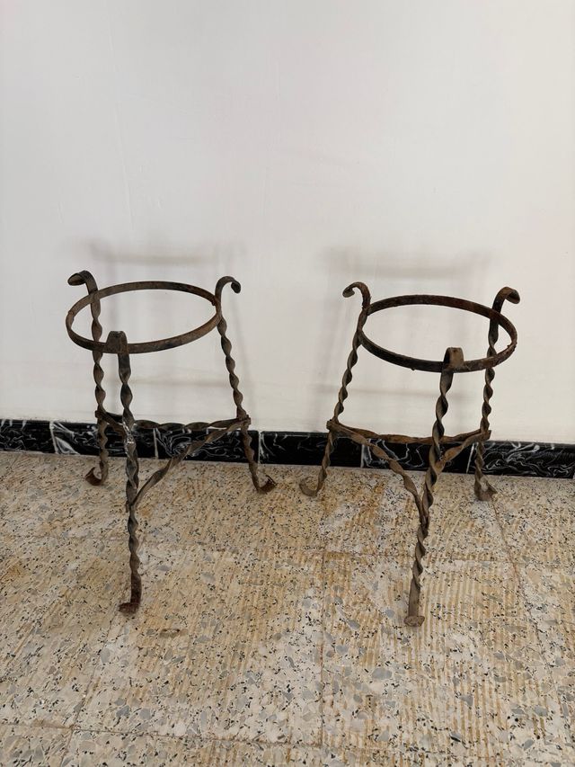 2 Maceteros de forja antiguos