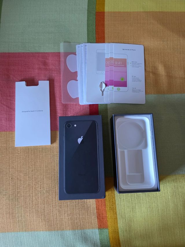 Capa preta para iPhone 8 com autocolantes e alfinete