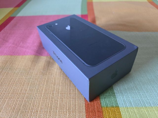 Capa preta para iPhone 8 com autocolantes e alfinete