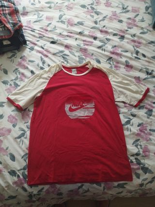 Camiseta Nike roja y blanca