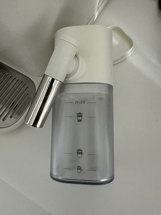 Cafetera blanca Nespresso Lattissima one