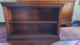 Librería de madera marrón