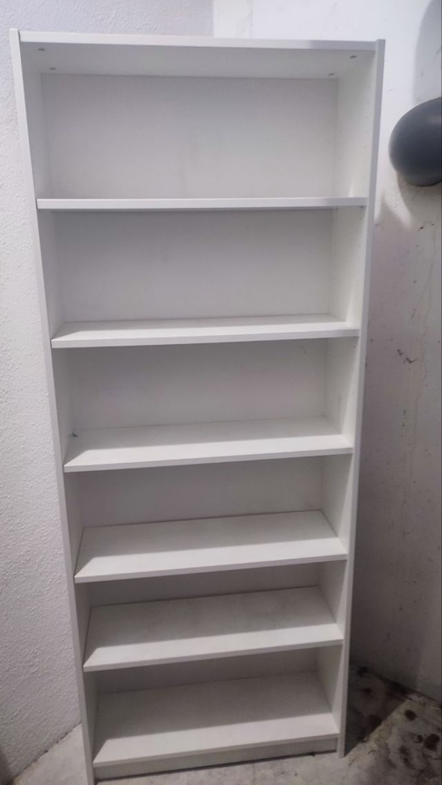 Estantería blanca de madera