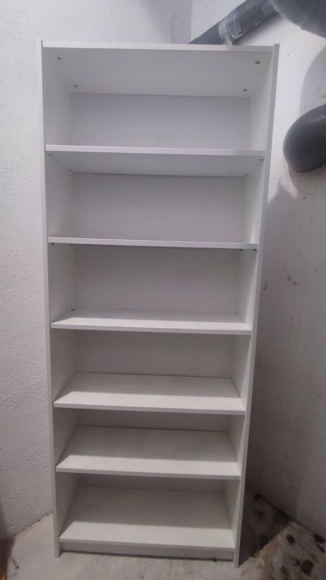 Estantería blanca de madera