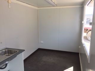 Caseta aislada con portón