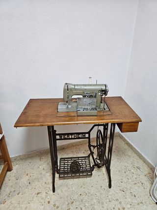 Máquina coser con motor Wertheim Antigua