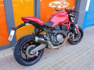 Ducati Monster 821 roja