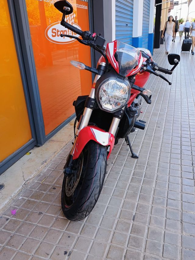 Ducati Monster 821 roja