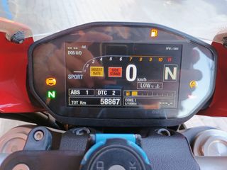 Ducati Monster 821 roja