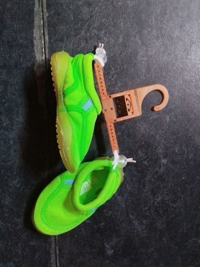 Zapatillas agua niño.