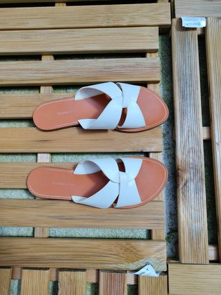 Sandalias Bershka blancas planas