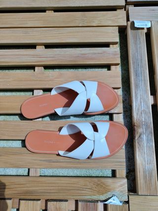 Sandalias Bershka blancas planas