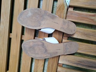 Sandalias Bershka blancas planas