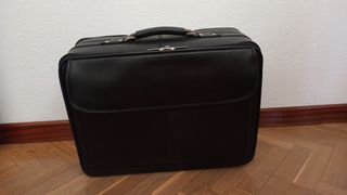 Maleta de polipiel negra, muy robusta