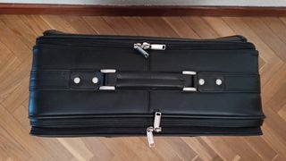 Maleta de polipiel negra, muy robusta