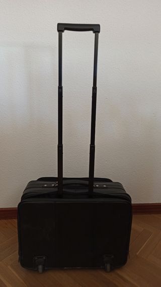 Maleta de polipiel negra, muy robusta