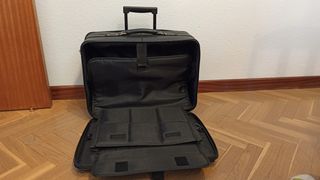 Maleta de polipiel negra, muy robusta