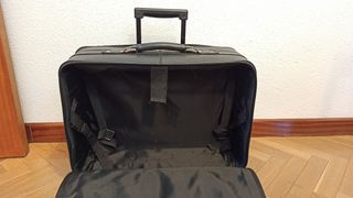 Maleta de polipiel negra, muy robusta