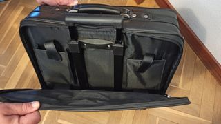 Maleta de polipiel negra, muy robusta