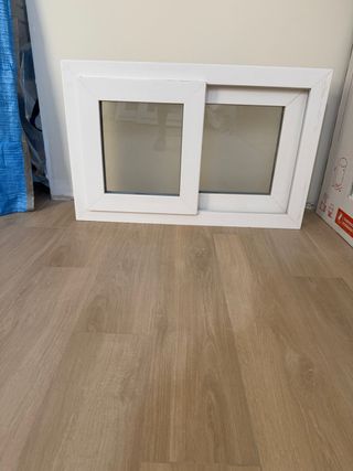 Ventana PVC blanca, perfil estrecho