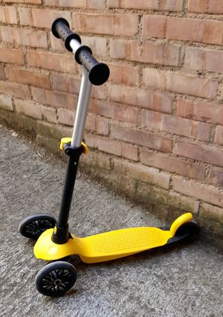 Patinete infantil amarillo. DOS unidades