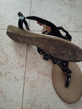 Sandalias planas negras con flores