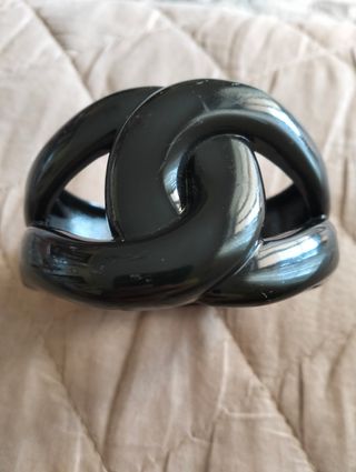 Braccialetto rigido nero.