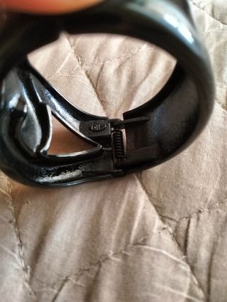 Braccialetto rigido nero.