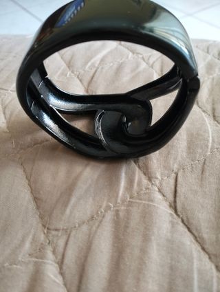 Braccialetto rigido nero.