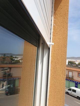 Persiana blanca PVC ventana