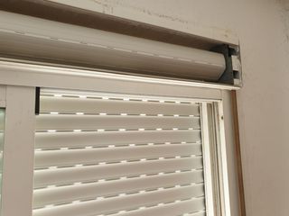 Persiana blanca PVC ventana