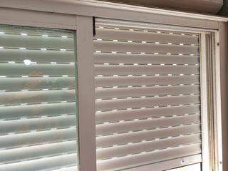 Persiana blanca PVC ventana